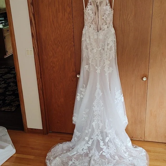 Gorgeous Floral Lace Wedding Dress